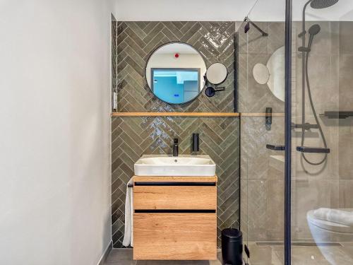 a bathroom with a sink and a mirror at Townhome Hotel Hannover - Digital Access - kontaktloser Check-in in Hannover