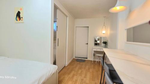 Un ou plusieurs lits dans un hébergement de l'établissement Gyeongbokgung Stay - Two Bedrooms