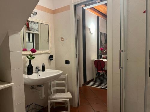 a bathroom with a sink and a mirror at Casa Vacanza Castagna in Nesso