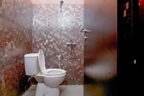 Ένα μπάνιο στο RedDoorz Syariah near Siloam Hospital 2