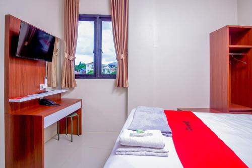 Ένα ή περισσότερα κρεβάτια σε δωμάτιο στο RedDoorz Syariah near Siloam Hospital 2