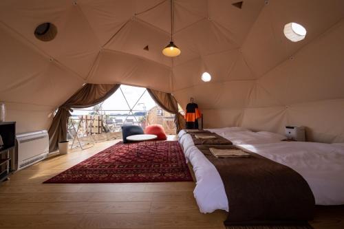 ein Schlafzimmer mit einem großen Bett in einem Zelt in der Unterkunft villa vacances hamanako - Vacation STAY 43854v in Hamamatsu