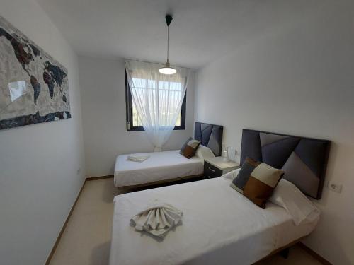 Cette petite chambre comprend deux lits et un canapé. dans l'établissement Las Marinas 8o con Vistas al Mar y Piscina by Vero, à Benidorm