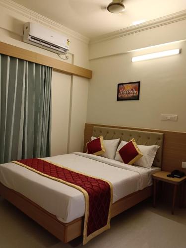 Una cama o camas en una habitación de Krishna Inn
