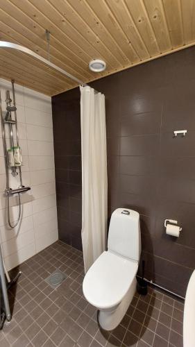 y baño con aseo blanco y ducha. en Kotimaailma Apartments Vapaudenkatu 48-50 B9, en Jyväskylä