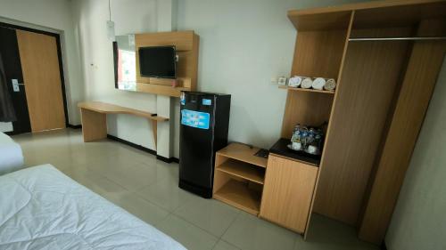TV a/nebo společenská místnost v ubytování New Bandengan Beach Hotel
