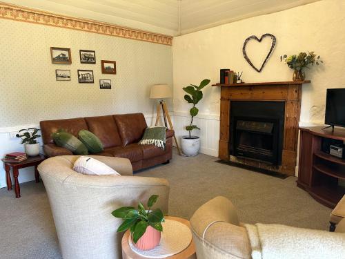 Posezení v ubytování Ulva Cottage - Historical BnB