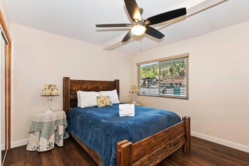 una camera da letto con un letto e un ventilatore a soffitto di Switzerland Summit A Ski In/out a Big Bear Lake