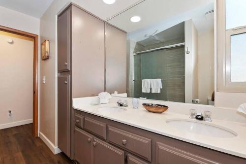 un bagno con due lavandini e un grande specchio di Switzerland Summit A Ski In/out a Big Bear Lake