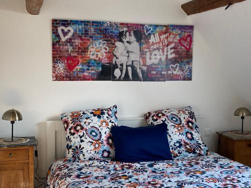 Ένα ή περισσότερα κρεβάτια σε δωμάτιο στο Duplex douillet Renové - Terrasse - Wifi - Parking - Dans maison Alsacienne -