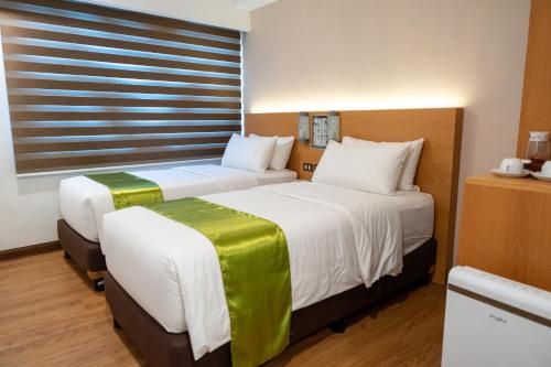 Een bed of bedden in een kamer bij ALVEA HOTEL
