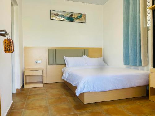 una camera con un grande letto bianco di Le Better Inn Hotel a Port Vila