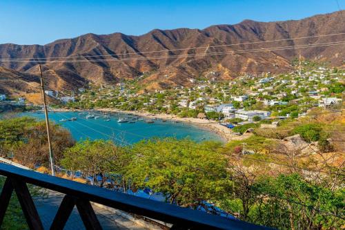 una vista di una spiaggia con barche in acqua di Playa Alta Hostal a Santa Marta