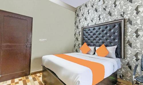 ein Schlafzimmer mit einem großen Bett mit einer Orange in der Unterkunft FabExpress Pavithraa Edition in Bangalore