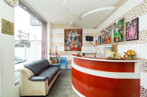 un salon avec un comptoir rouge et blanc dans une pièce dans l'établissement Hotel Amman Residency, à Rameswaram