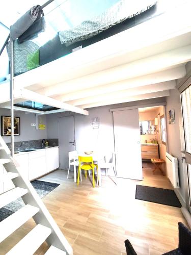 une cuisine et une salle à manger avec une table jaune dans l'établissement Appartement Duplex 40 M², à Fontenay-Trésigny