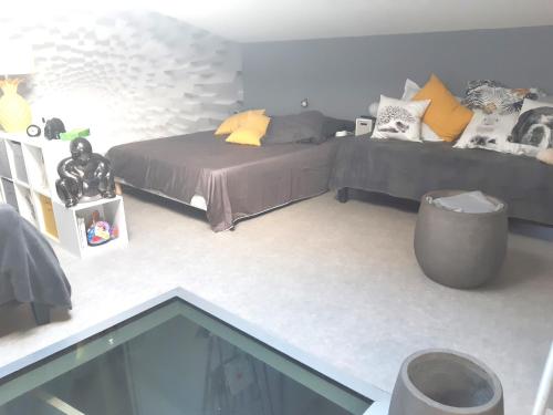 une chambre avec deux lits et un canapé dans l'établissement Appartement Duplex 40 M², à Fontenay-Trésigny