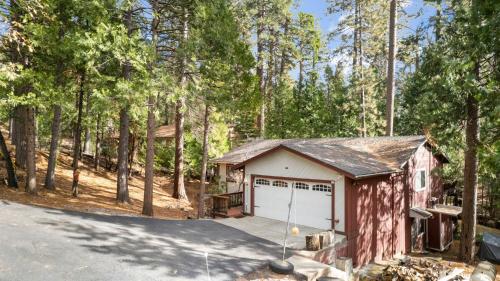 a garage in the middle of a forest at HotTub PingPong Arcade Billiard Pets AC Piano BBQ Art in Twain Harte