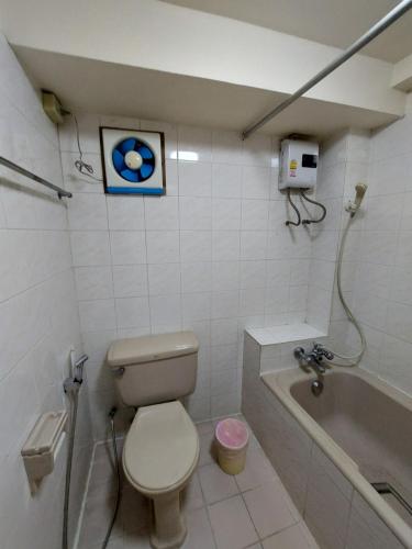een badkamer met toilet en ligbad bij Baan Sathorn 21 in Yan Nawa