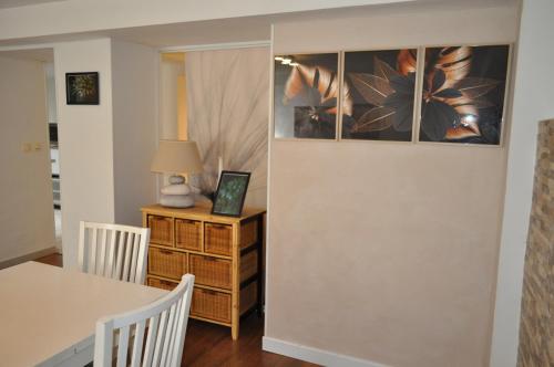 d'une salle à manger avec une table et un bureau. dans l'établissement L'Erable, à Marseille
