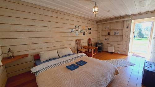 a bedroom with a bed with two blue towels on it at Kardoni Puhkelaager in Tornimäe