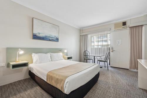 um quarto de hotel com uma cama e uma secretária em Glenelg Dockside Motel em Adelaide