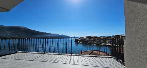 een balkon met uitzicht op een grote hoeveelheid water bij Trizonia Mare Suites in Trizonía