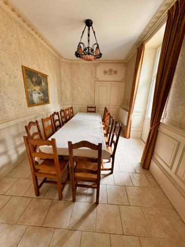 a dining room with a table and chairs at Clos de Joco - Gîte de groupe in Pas-de-Jeu