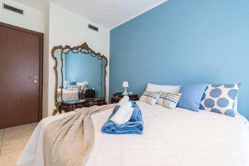 Ένα ή περισσότερα κρεβάτια σε δωμάτιο στο Stupendo Trilocale [Posto Auto Gratuito - WiFi & Netflix]