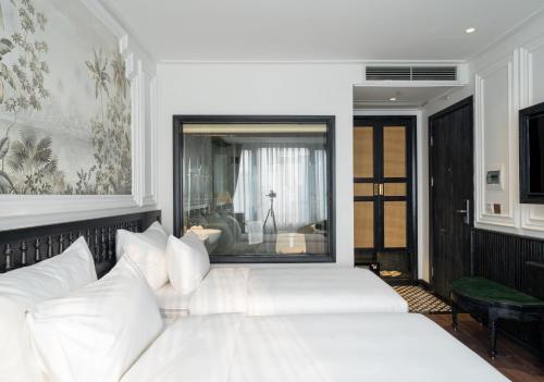سرير أو أسرّة في غرفة في Paradise Suites Truc Bach lake