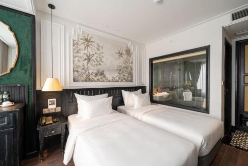 سرير أو أسرّة في غرفة في Paradise Suites Truc Bach lake