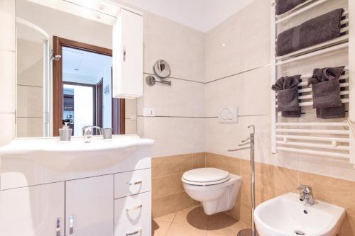 Ένα μπάνιο στο Stupendo Trilocale [Posto Auto Gratuito - WiFi & Netflix]