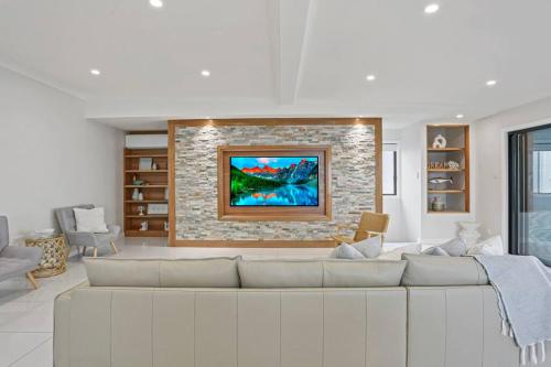 Posezení v ubytování Panoramic Lakefront 6 BDRM Villa