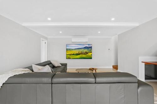 Postel nebo postele na pokoji v ubytování Panoramic Lakefront 6 BDRM Villa