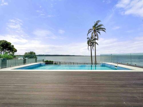 Bazén v ubytování Panoramic Lakefront 6 BDRM Villa nebo v jeho okolí