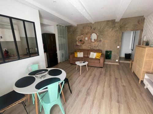 un salon avec une table, des chaises et un canapé dans l'établissement La Bibiane Beaulieu sur mer !!!, à Beaulieu-sur-Mer