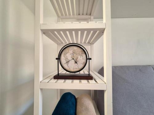 une horloge assise sur une étagère dans une pièce dans l'établissement Studio plein centre de Juan - Proche plage et gare, à Antibes