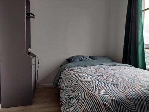 une chambre avec un lit et une fenêtre dans l'établissement OIQIA • Industriel, au Mans