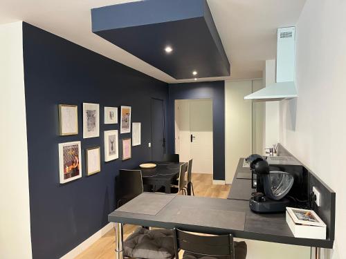 une salle à manger avec une table et des chaises dans l'établissement Détente et spa Expérience, à Villers-Allerand