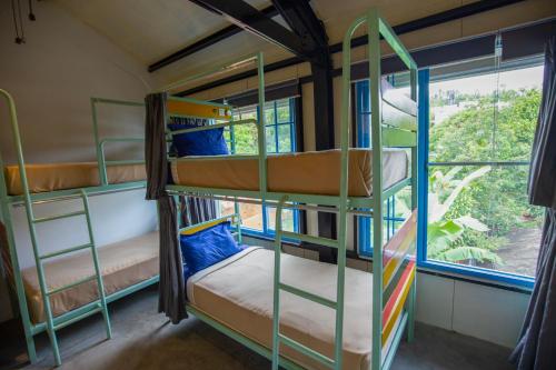 Postel nebo postele na pokoji v ubytování Hangover Hostels Ella