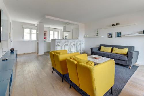 un salon avec des chaises jaunes et une table dans l'établissement Magnifique T2 - Superbe Terrasse & Climatisation - Les Frères de la Loc', à Marseille