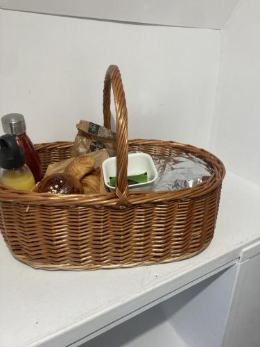 ein Korb, der auf einem Regal steht in der Unterkunft Lo Rey du Lac in Soorts-Hossegor