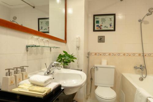 Ein Badezimmer in der Unterkunft Royal Hotel Saigon