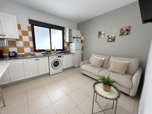 Kuchyňa alebo kuchynka v ubytovaní Mahostly Apartamento Comillas PF