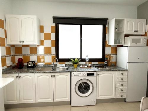 Kuchyňa alebo kuchynka v ubytovaní Mahostly Apartamento Comillas PF