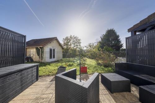 Elle offre une vue sur une cour avec une clôture. dans l'établissement Le Nid Douillet ~ Confort ~ Parking ~ Terrasse, à Saint-Chéron