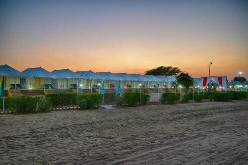 een rij tenten op het strand bij zonsondergang bij Royal Adventure Camp & Resort in Jaisalmer