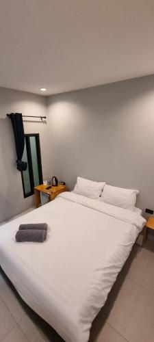 1 cama blanca grande en una habitación en Blue ocean, en Ko Samed