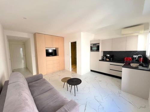 JOLI STUDIO - Studio neuf terrasse Clim WI-FI 2 min. des plages