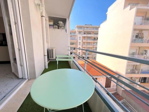 une table blanche assise au-dessus d'un balcon dans l'établissement JOLI STUDIO - Studio neuf terrasse Clim WI-FI 2 min. des plages, à Antibes